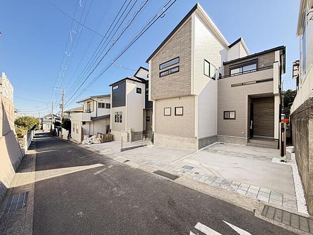 前面道路を含めた現地写真です。