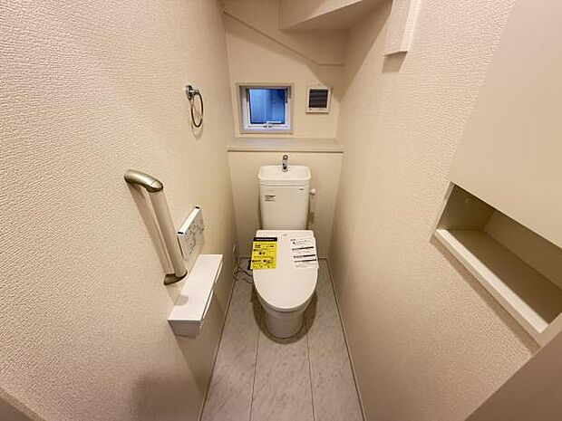 シャワー洗浄機能付のトイレは、清潔感が印象的な空間ですね。