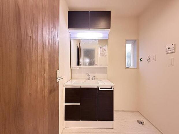 洗面化粧台です。朝の身支度から1日が始まります。