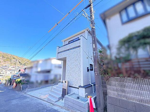 前面道路を含めた現地写真です。