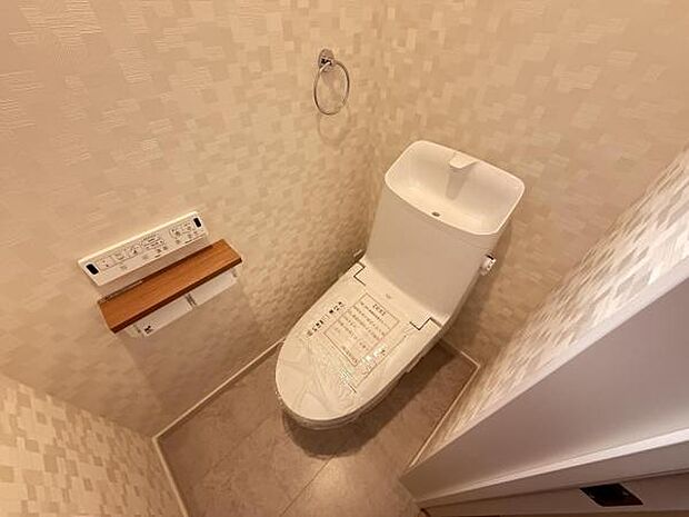 シャワー洗浄機能付のトイレは、清潔感が印象的な空間ですね。