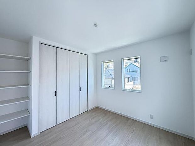 いつでもお部屋をスッキリお使い頂ける収納スペースを設置。