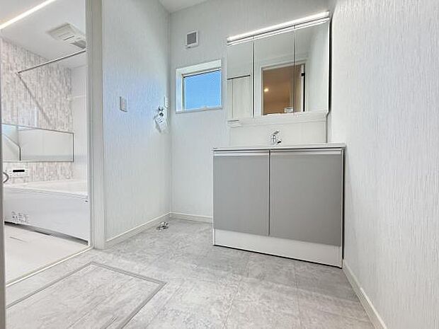 脱衣所は小さなお子様がいるご家庭にも重宝されます。