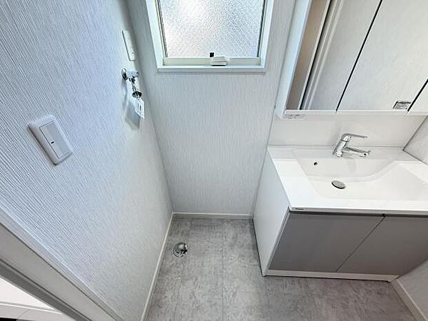 独立洗面台の横にはランドリースペースがございます。