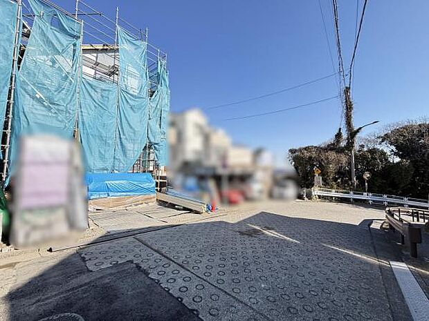 前面道路を含めた現地写真です。