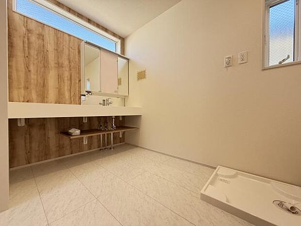 脱衣所は小さなお子様がいるご家庭にも重宝されます。