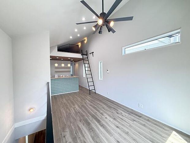 お食事中もキッチンと会話が楽しめるダイニングスペース。