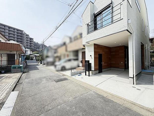 前面道路を含めた現地写真です。