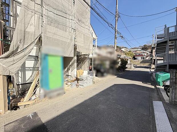 前面道路を含めた現地写真です。