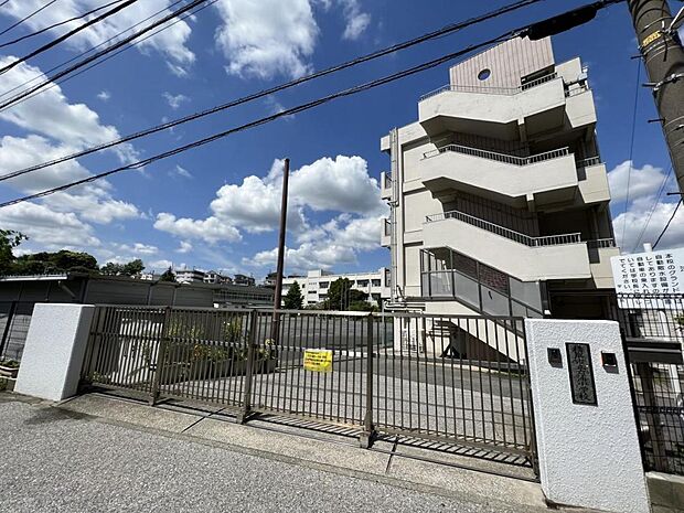 横浜市立六浦小学校まで約97m(徒歩2分)