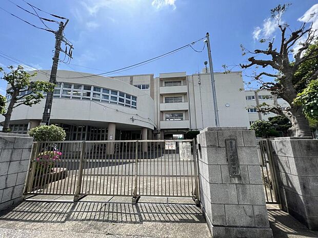 横浜市立六浦中学校まで約1000m（徒歩13分）