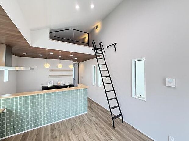 上部ロフトへは梯子で登っていただけます。