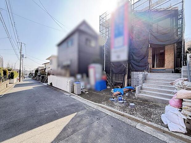 前面道路を含めた現地写真です。