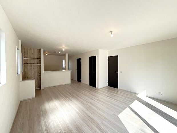 お食事中もキッチンと会話が楽しめるダイニングスペース。