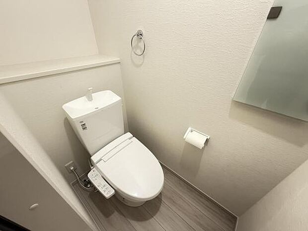 シャワー洗浄機能付のトイレは、清潔感が印象的な空間ですね。