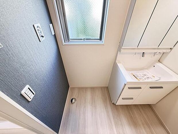 独立洗面台の横にはランドリースペースがございます。