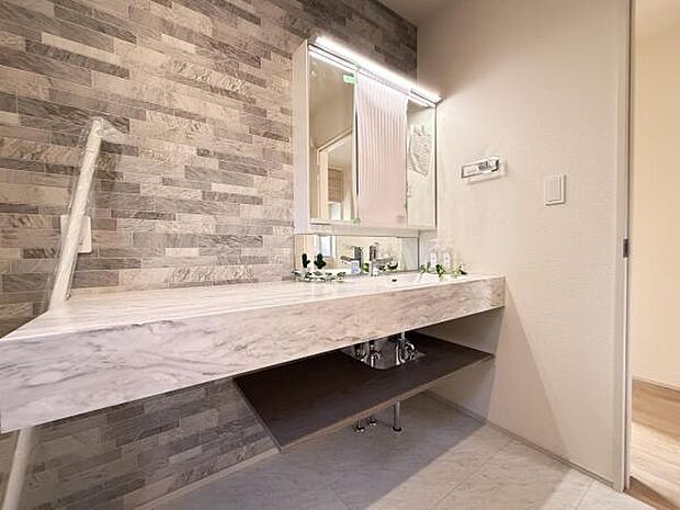 洗面化粧台です。朝の身支度から1日が始まります。