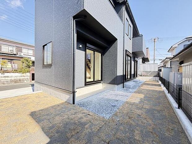 お庭スペースは、ガーデニングやお子様との外遊びなど多彩な用途でお楽しみいただけます。