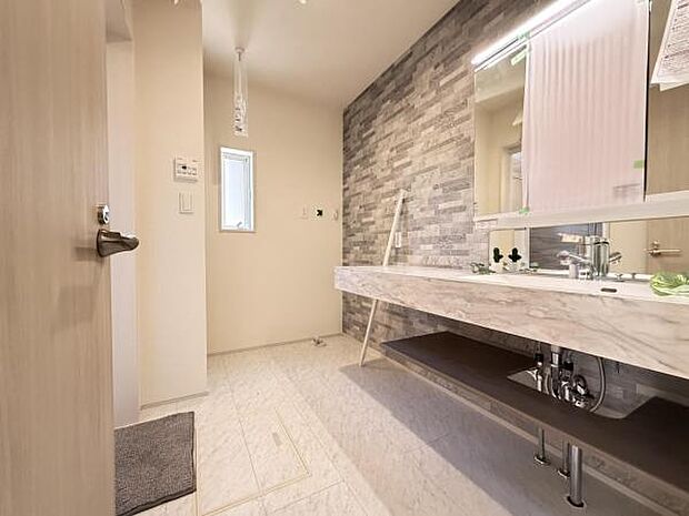 脱衣所は小さなお子様がいるご家庭にも重宝されます。