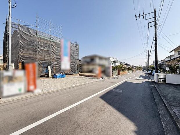 前面道路を含めた現地写真です。