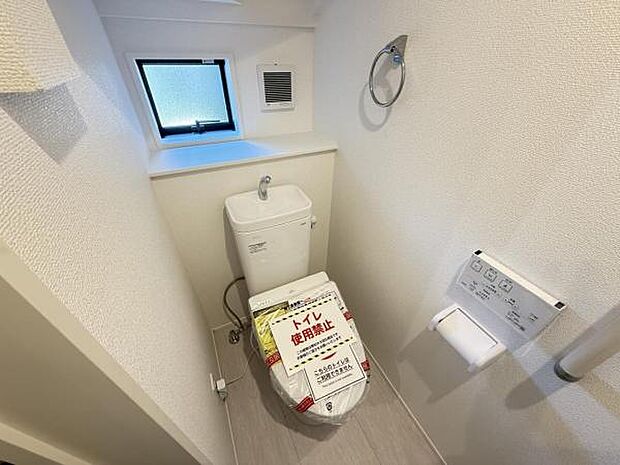 シャワー洗浄機能付のトイレは、清潔感が印象的な空間ですね。