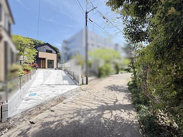 前面道路を含めた現地写真です。