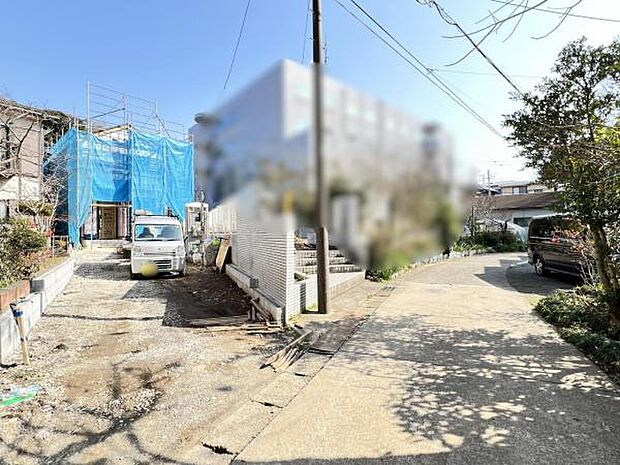 前面道路を含めた現地写真です。