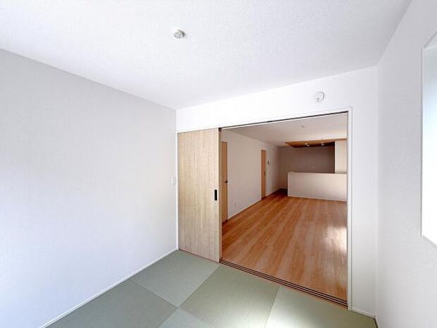 リビングと続き間の和室スペースです。畳のお部屋は寛げる空間ですね。