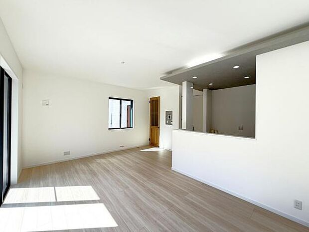 お食事中もキッチンと会話が楽しめるダイニングスペース。