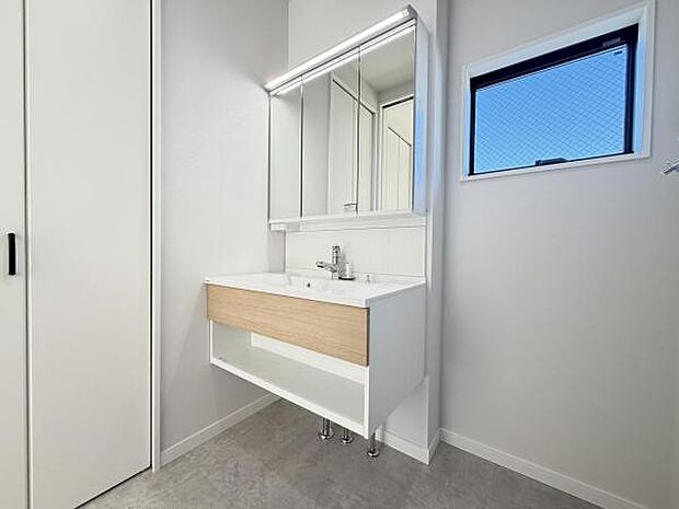 洗面化粧台です。朝の身支度から1日が始まります。