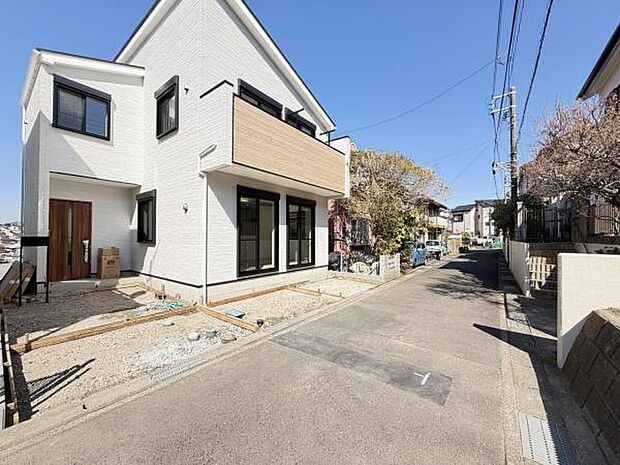 前面道路を含めた現地写真です。