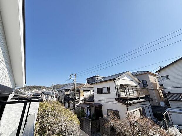 バルコニーからの眺望です。明るい陽射しを浴びながらゆったりと過ごすのも良いですね。