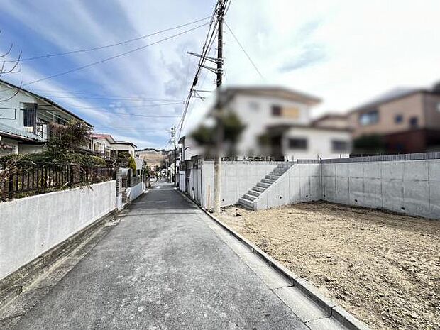 前面道路を含めた現地写真です。