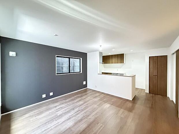 お食事中もキッチンと会話が楽しめるダイニングスペース。