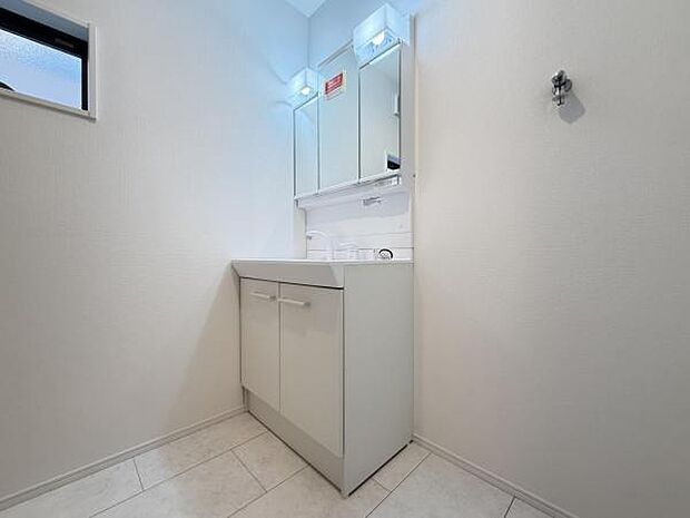 洗面化粧台です。朝の身支度から1日が始まります。