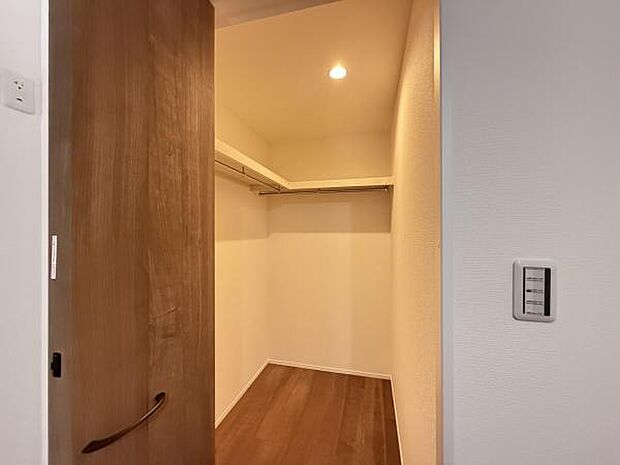 ウォークインクローゼットがあり収納スペースも豊富。季節物もスッキリ片付きそうです。