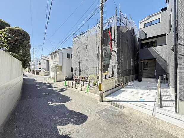 前面道路を含めた現地写真です。
