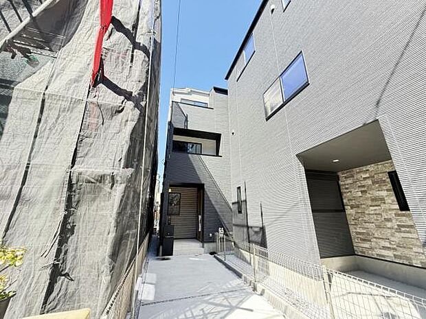 木造在来工法3階建て、間取りはファミリー向けに3LDKございます。