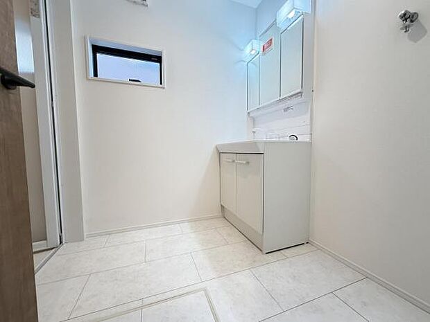 脱衣所は小さなお子様がいるご家庭にも重宝されます。