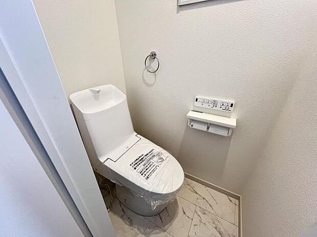 シャワー洗浄機能付のトイレは、清潔感が印象的な空間ですね。