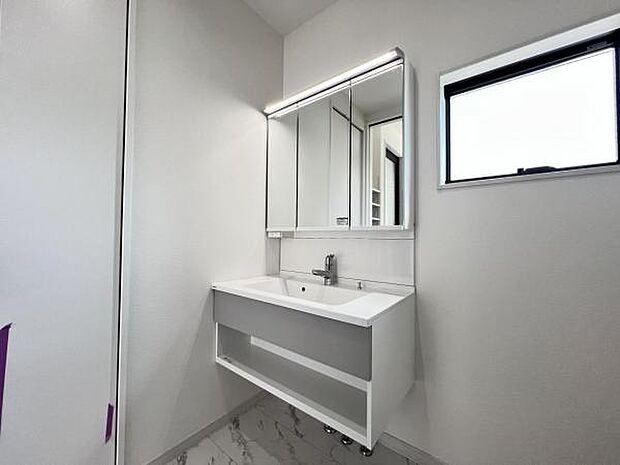 洗面化粧台です。朝の身支度から1日が始まります。