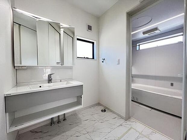 脱衣所は小さなお子様がいるご家庭にも重宝されます。