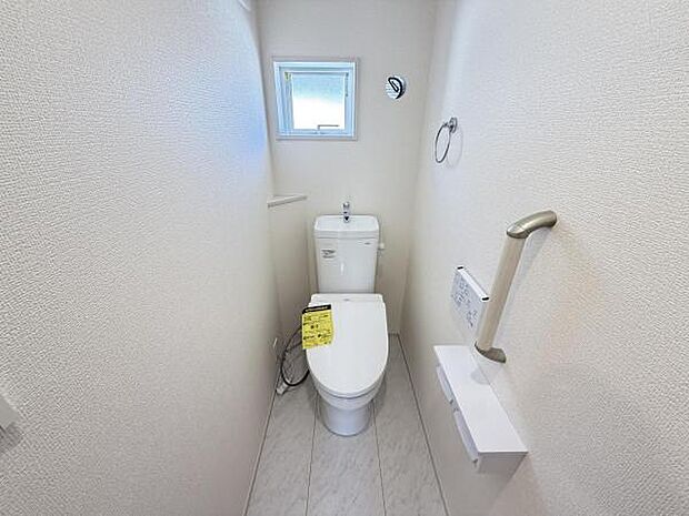 シャワー洗浄機能付のトイレは、清潔感が印象的な空間ですね。