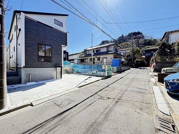 前面道路を含めた現地写真です。