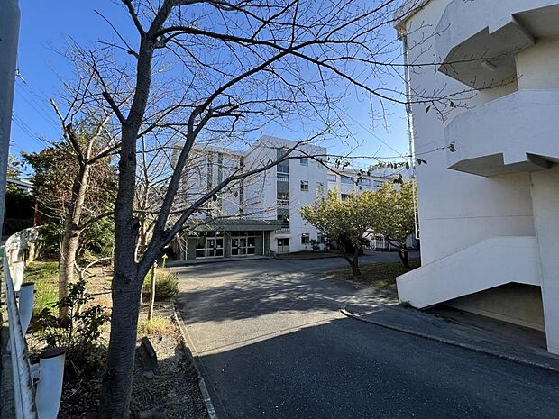 逗子市立沼間小学校まで約2100m(徒歩27分)