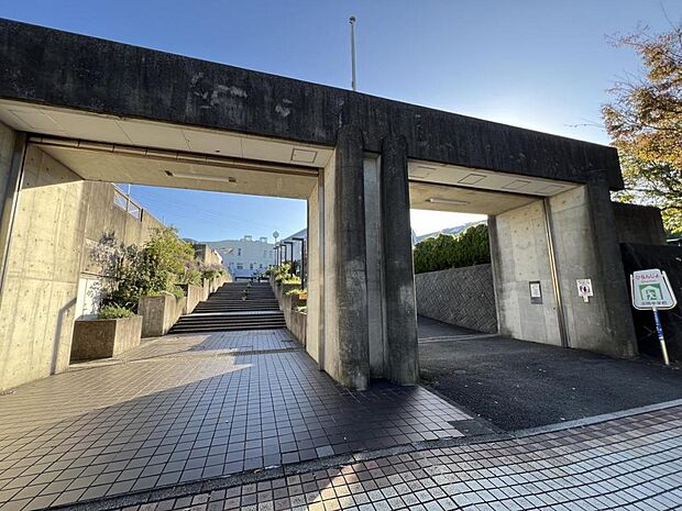 逗子市立沼間中学校まで約1700m(徒歩22分)