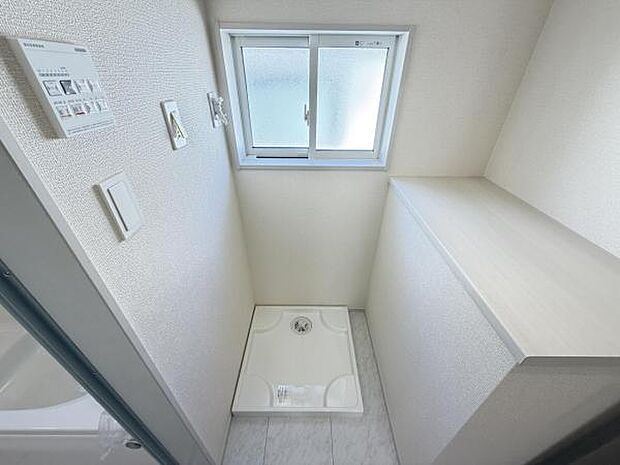 横幅もあり作業しやすいランドリースペース。