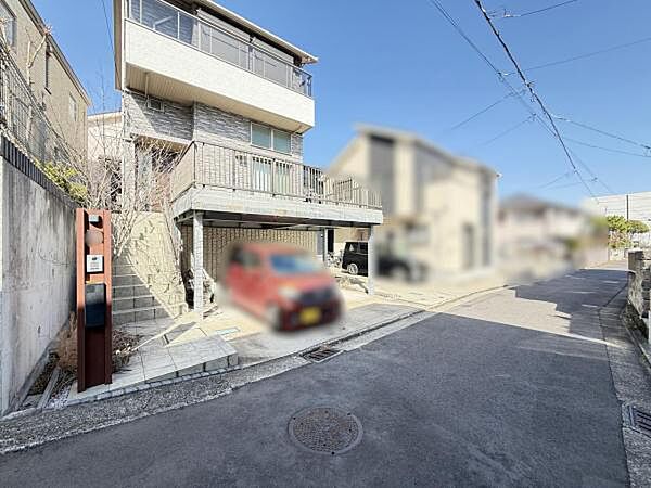 前面道路を含めた現地写真です。