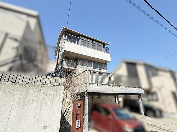 間取りは2SLDK＋収納豊富なスキップフロアとなっています。