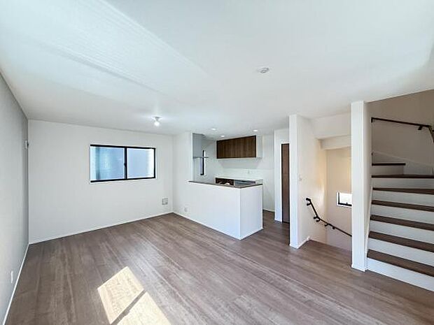 お食事中もキッチンと会話が楽しめるダイニングスペース。